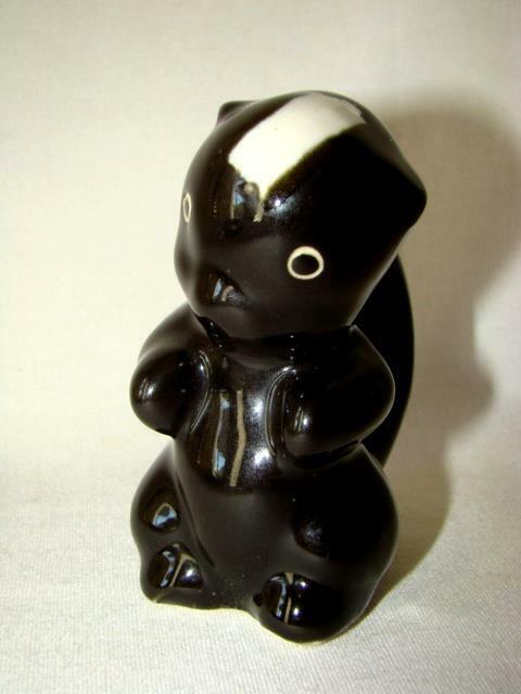 Charming Vintage De Lee California Pottery Skunk Figurine